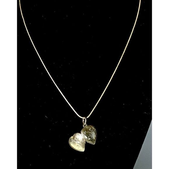 IB# Beautiful Dainty Heart Locket Necklace - Picture 2 of 11